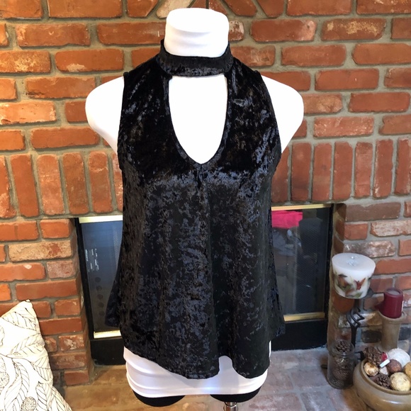 Black Key Peep Hole Crushed Velvet Top M
